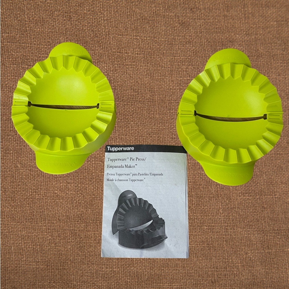 Tupperware Hot Pocket Turnover Empanada Dumpling Pie Maker! Lime Green 2 Pc Set